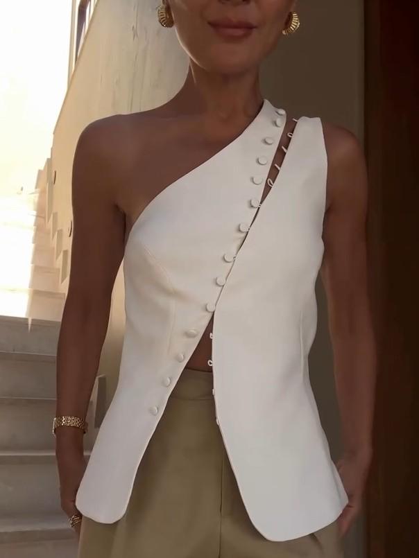 Schickes One-Shoulder-Top mit Knopfakzent