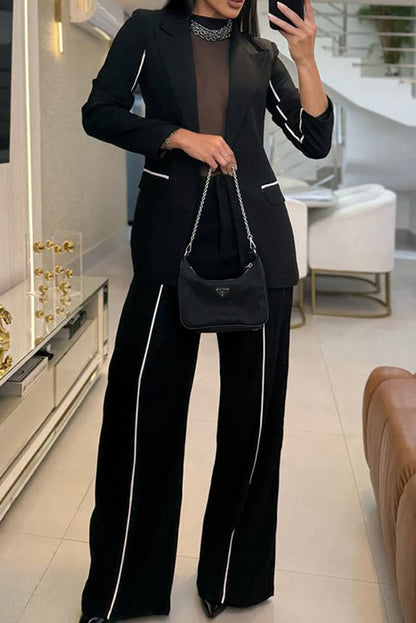 Schickes Set aus einfarbigem Blazer und geraden Hosen