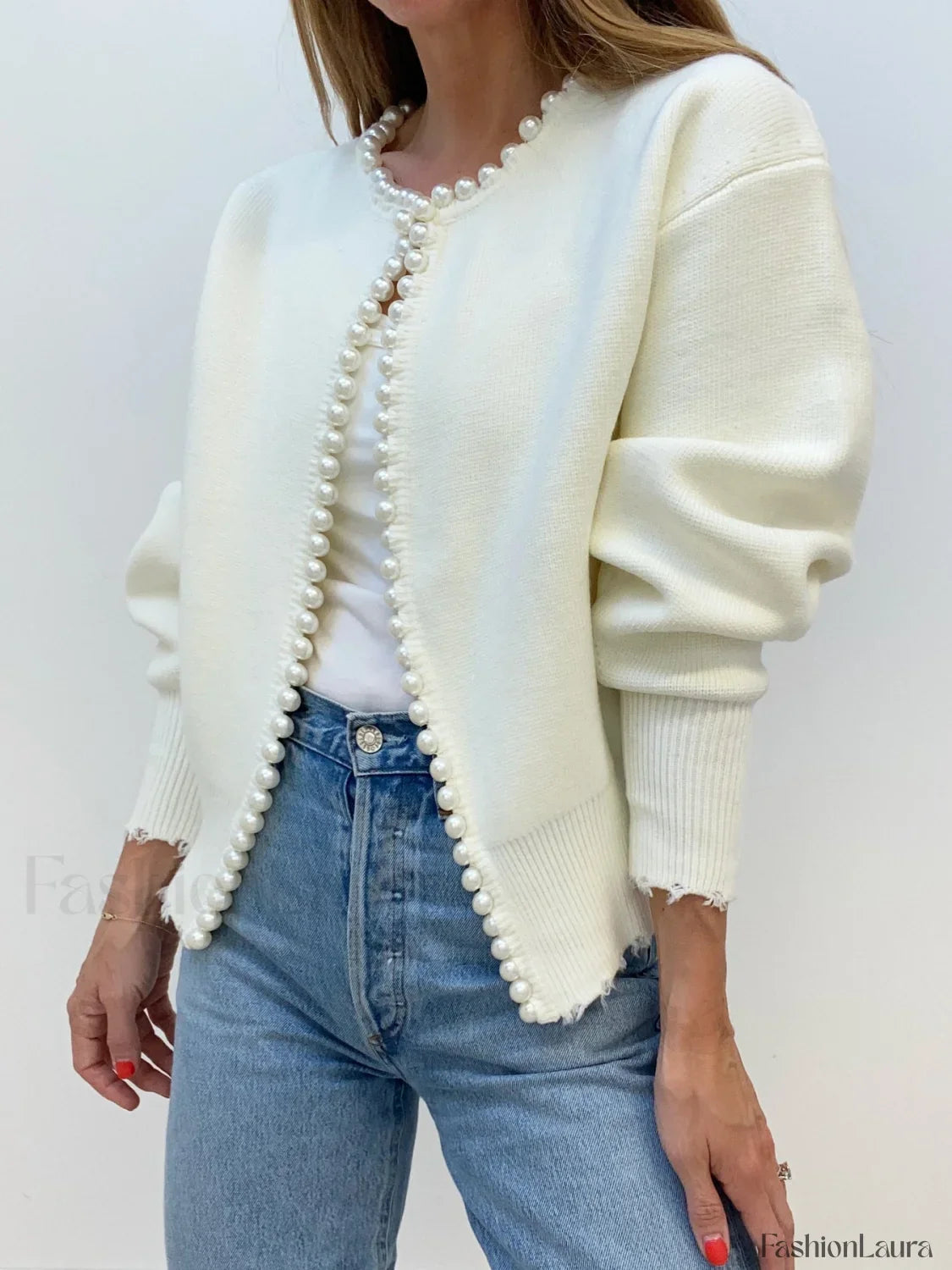 Strickjacke mit Perlenbesatz und ausgefranstem Saum