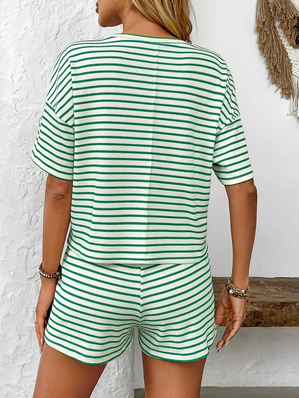 Set aus gestreiftem, kurzärmligem Top und Shorts mit Rundhalsausschnitt