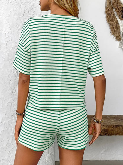 Set aus gestreiftem, kurzärmligem Top und Shorts mit Rundhalsausschnitt