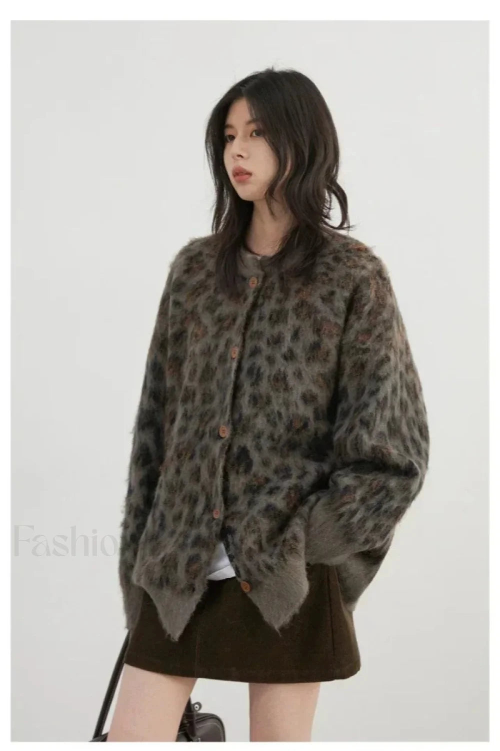 Gemütliche Strickjacke mit Leopardenmuster und einfacher Knopfleiste