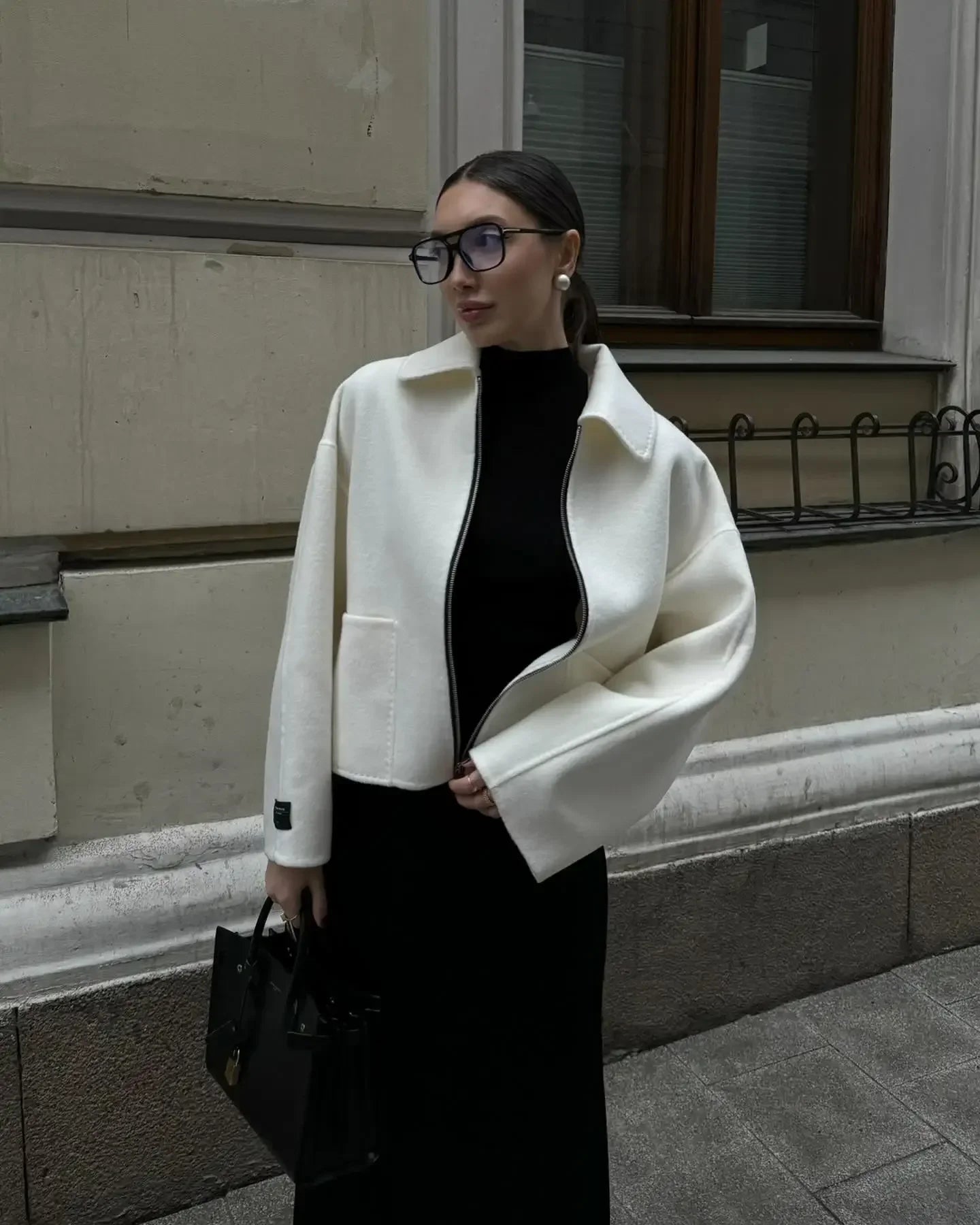 Stilvolle weiße Jacke mit Reißverschluss und Kragen für schicke Alltagsmode