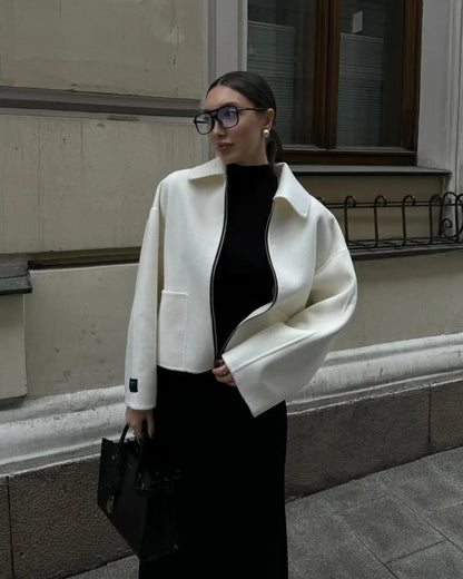 Stilvolle weiße Jacke mit Reißverschluss und Kragen für schicke Alltagsmode