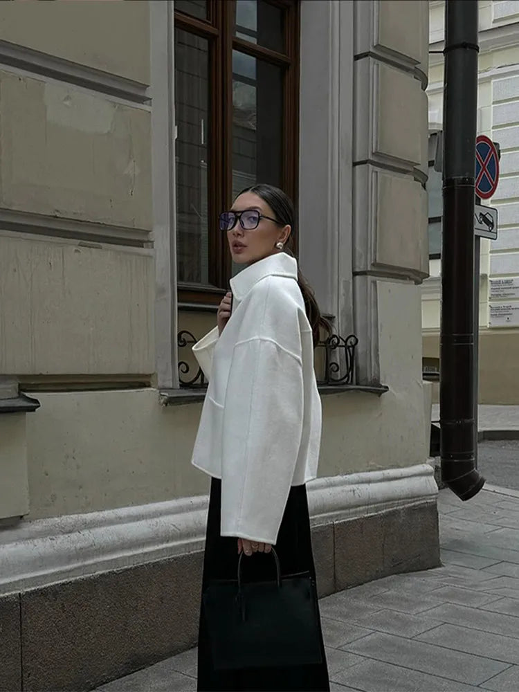 Stilvolle weiße Jacke mit Reißverschluss und Kragen für schicke Alltagsmode