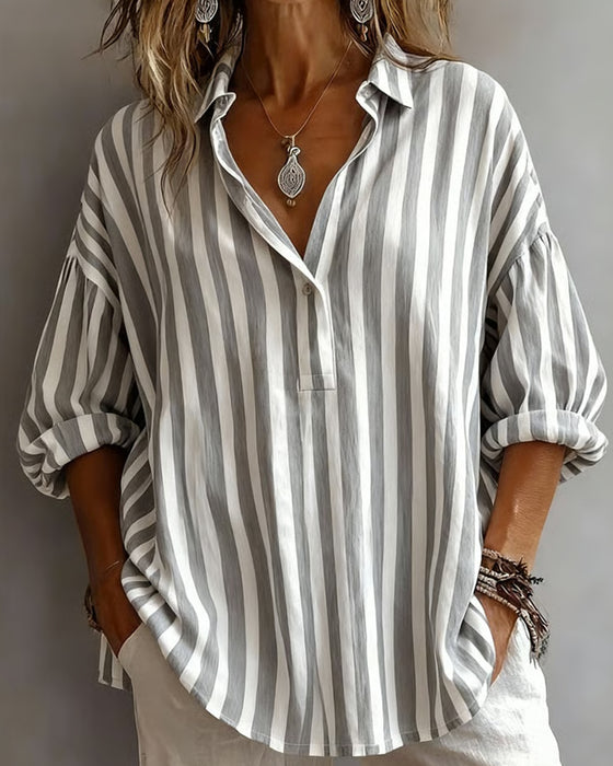 Legere gestreifte Bluse mit Kragen