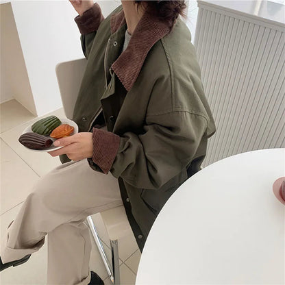 Vintage-inspirierte Damenjacke mit umklappbarem Kragen und großen Taschen