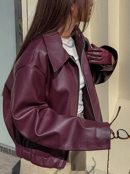 Bordeauxroter Kunstlederjacke mit stylischem Reverskragen und Reißverschlussdetail