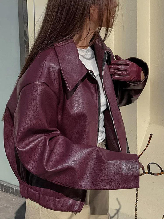 Bordeauxroter Kunstlederjacke mit stylischem Reverskragen und Reißverschlussdetail