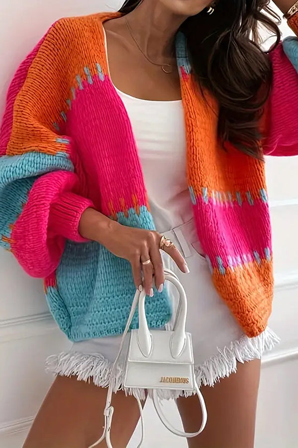 Gemütliche Freizeit-Strickjacke mit kontrastierender Nahtverzierung