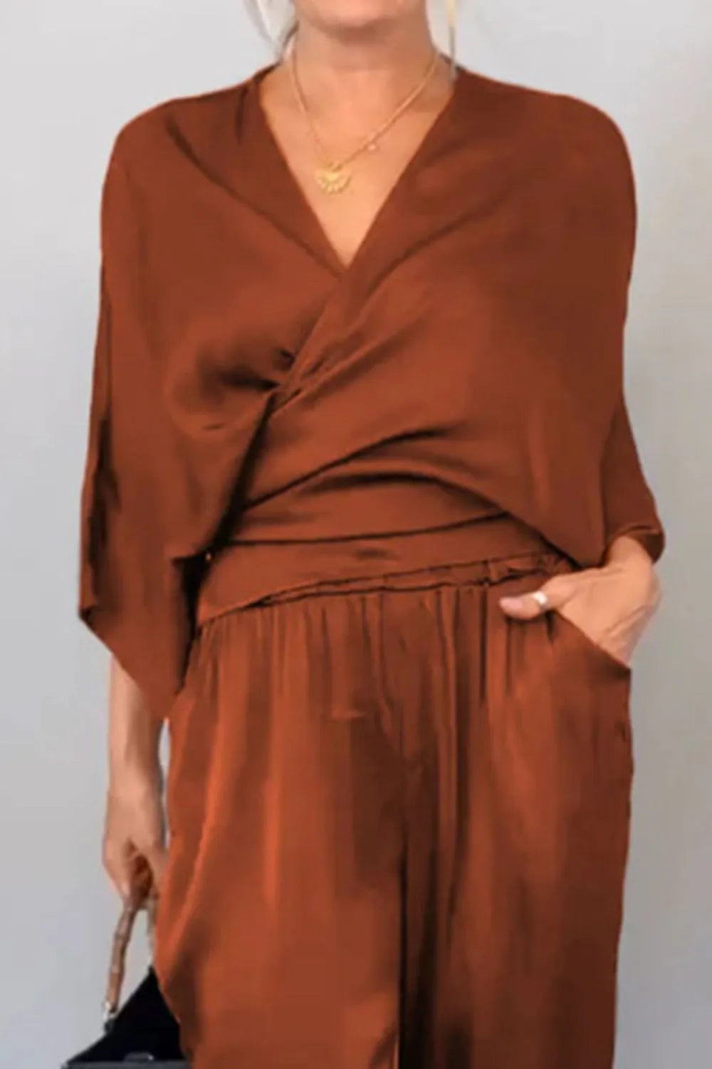 Schickes Wickeloberteil und lässiges Hose-Set