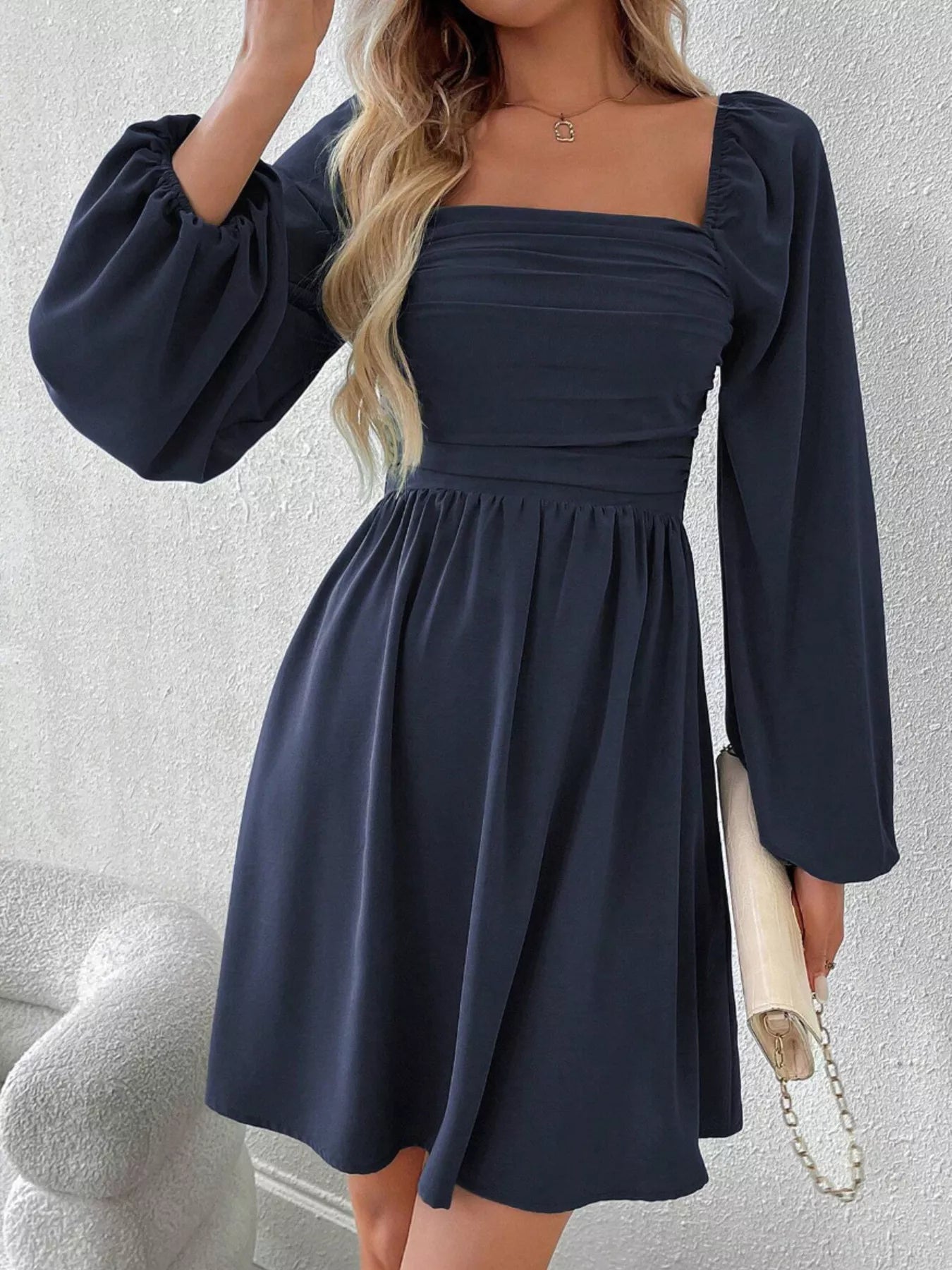 Gerüschtes A-Linien-Kleid mit quadratischem Ausschnitt und langen Ärmeln