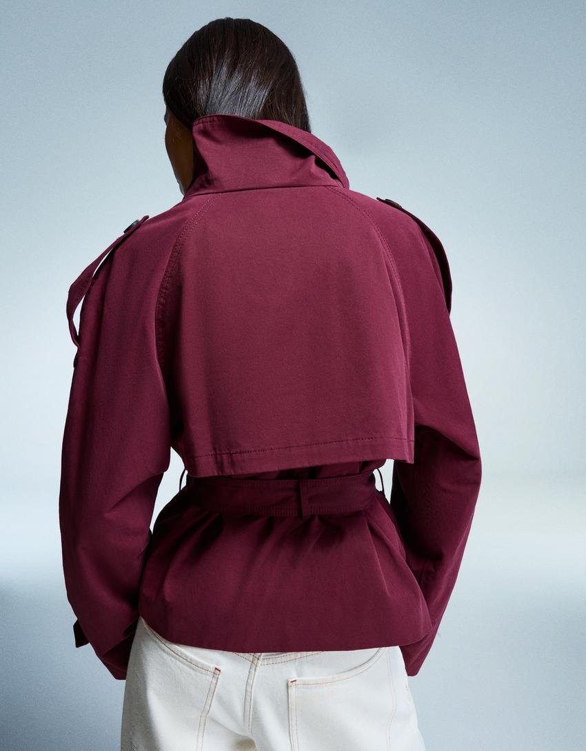 Klassischer leichter Herbst-Trenchcoat