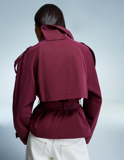 Klassischer leichter Herbst-Trenchcoat