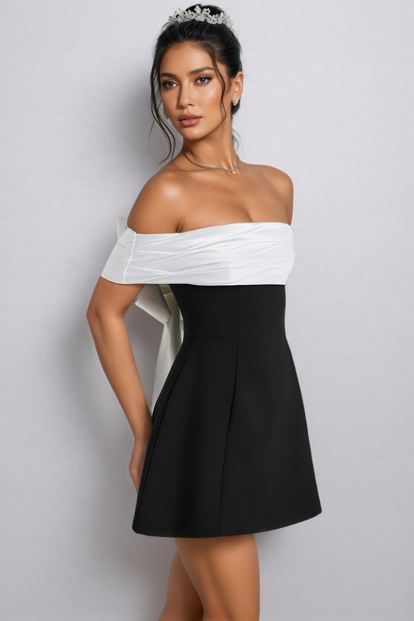Della ärmelloses Minikleid mit Rüschenverzierung