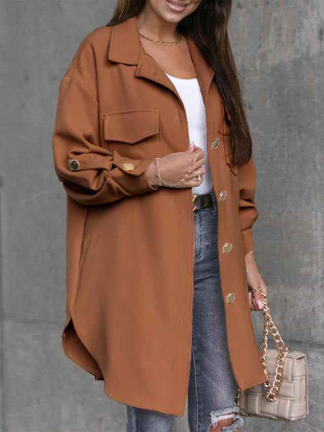 Gemütliche lange Hemdjacke mit Knöpfen und Wollkragen sowie Revers