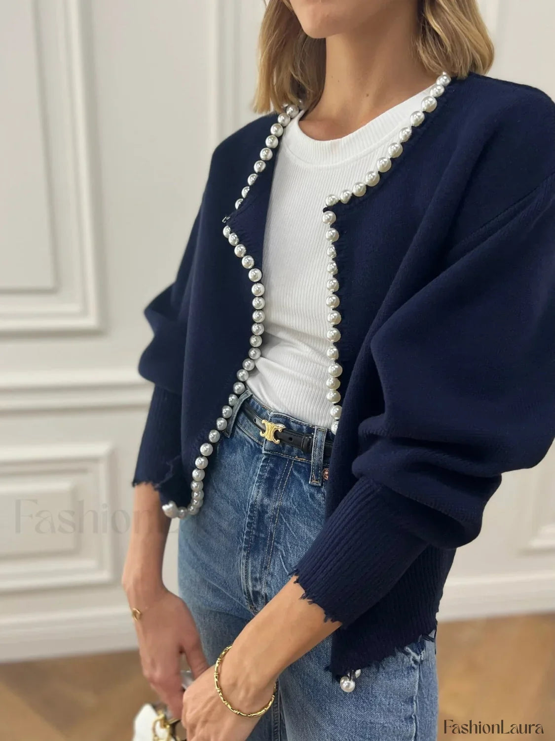 Strickjacke mit Perlenbesatz und ausgefranstem Saum
