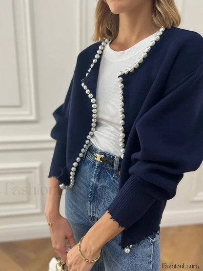 Strickjacke mit Perlenbesatz und ausgefranstem Saum