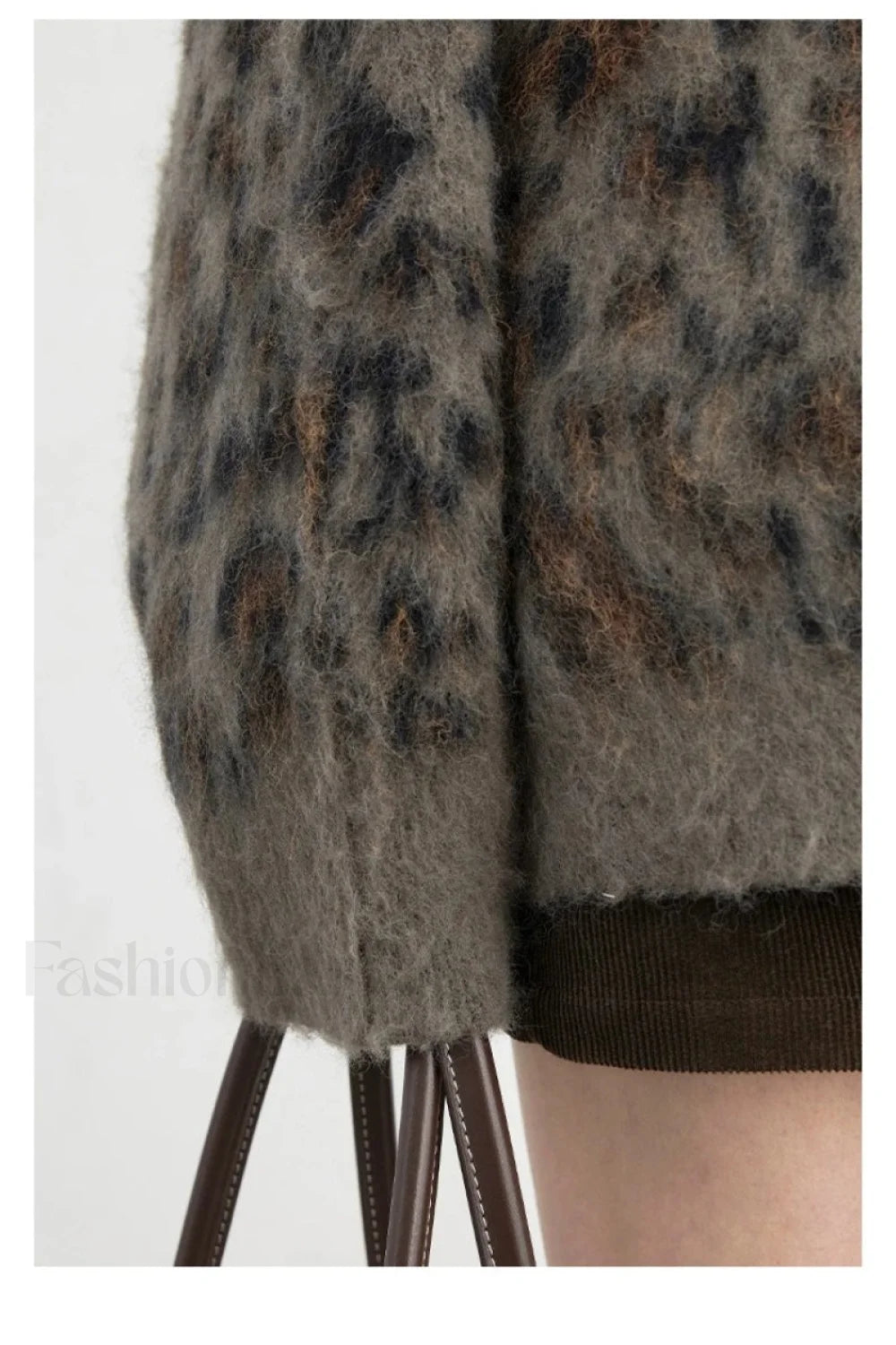 Gemütliche Strickjacke mit Leopardenmuster und einfacher Knopfleiste