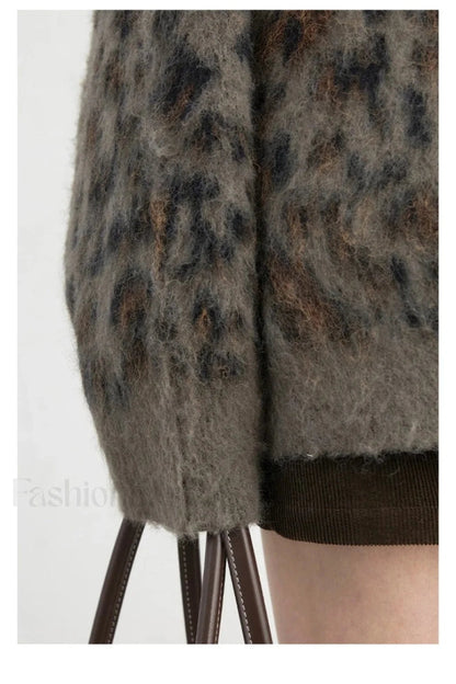Gemütliche Strickjacke mit Leopardenmuster und einfacher Knopfleiste