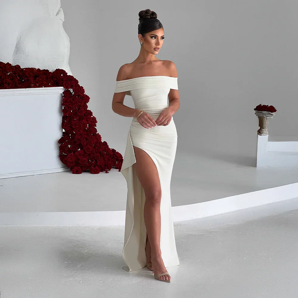 Maxikleid mit schulterfreiem Schnitt und Schlitz