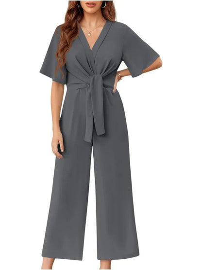 Schicker Jumpsuit mit weitem Bein, vorderer Schleife und kurzen Ärmeln