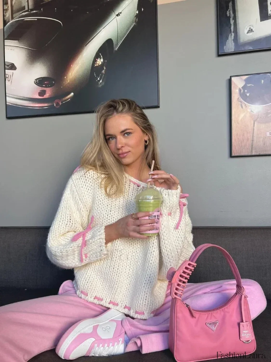 Gemütlicher Strickpullover mit Kontrastdetails