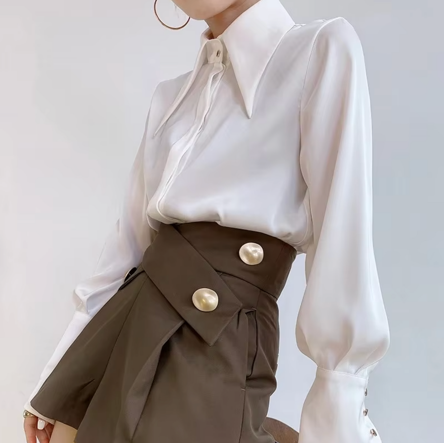 Damen Bluse aus einfarbigem Satin mit langen Ärmeln und modernem Kragen