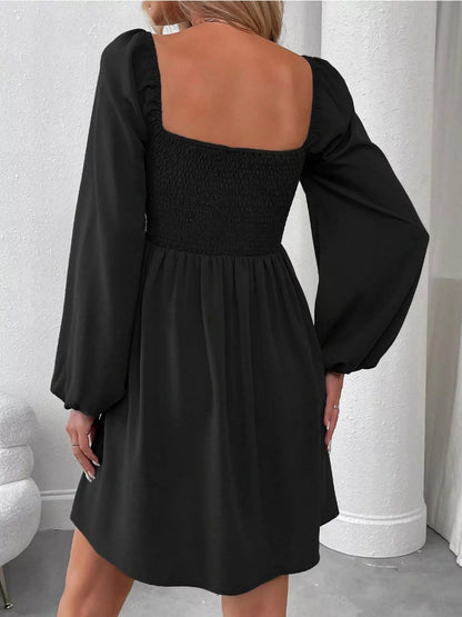 Gerüschtes A-Linien-Kleid mit quadratischem Ausschnitt und langen Ärmeln