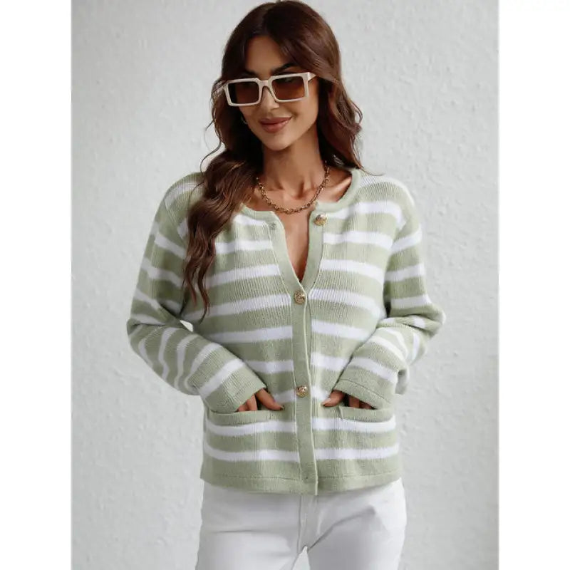 Gemütlicher Grobstrickpullover mit Knöpfen und Taschen