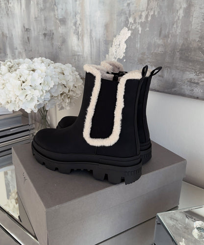 Schicke schwarze Leder-Kurzstiefel