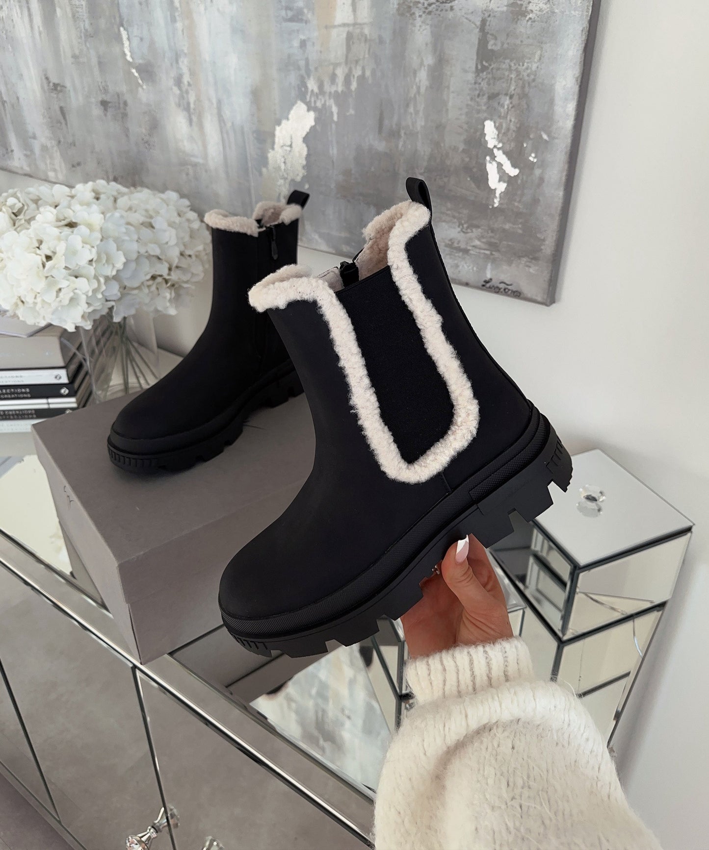 Schicke schwarze Leder-Kurzstiefel