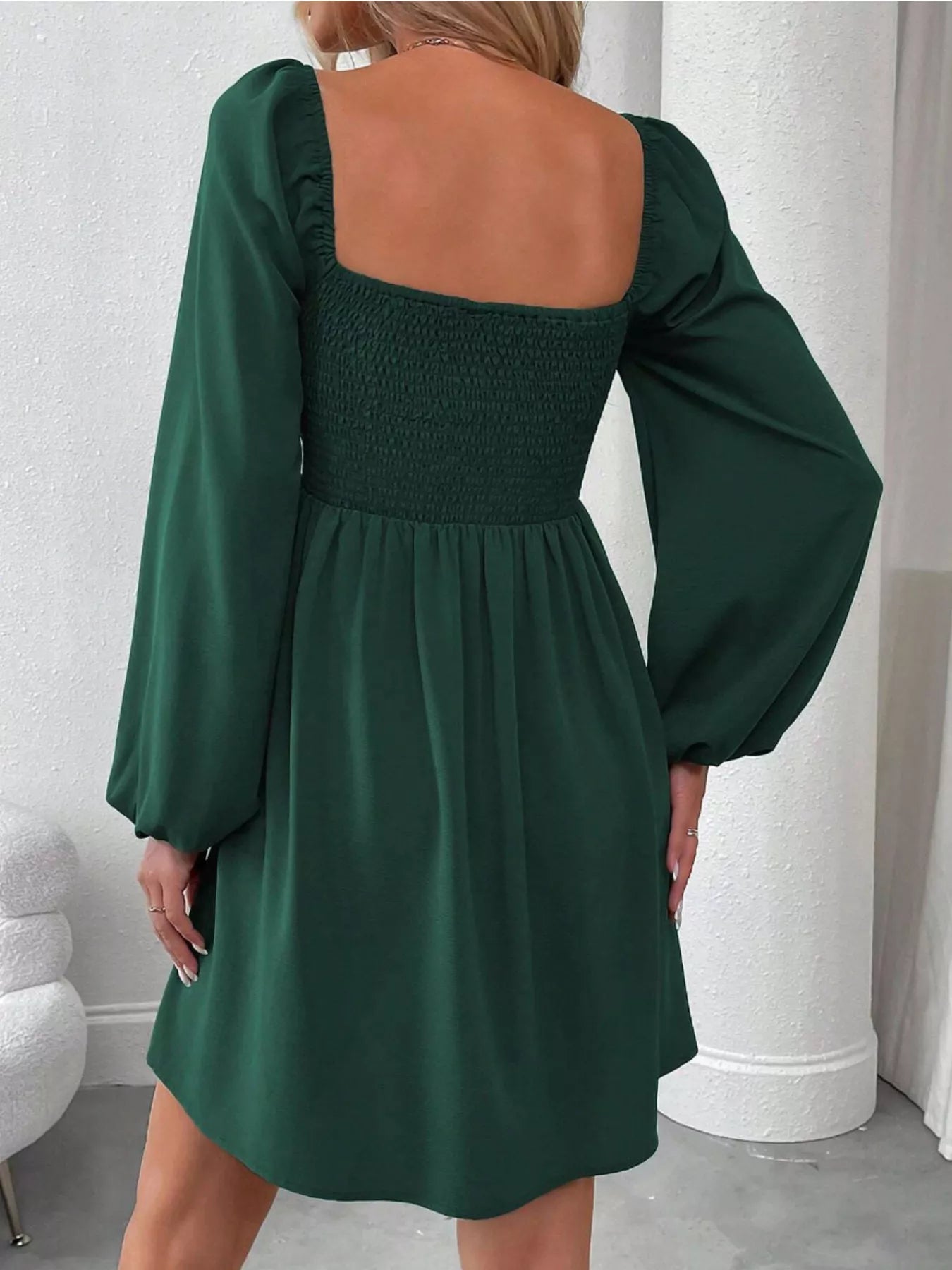 Gerüschtes A-Linien-Kleid mit quadratischem Ausschnitt und langen Ärmeln