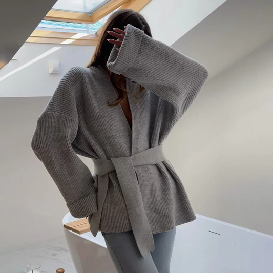 Gemütliche gerippte Strick-Wickelstrickjacke mit Bindegürtel