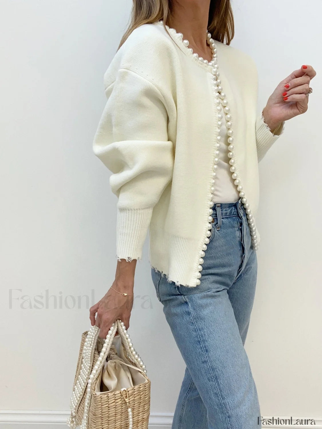 Strickjacke mit Perlenbesatz und ausgefranstem Saum