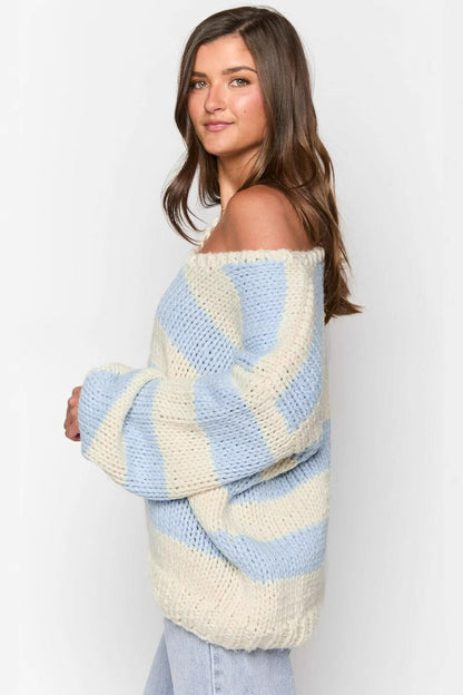 Gemütlicher schulterfreier gestreifter Strickpullover für den Herbst