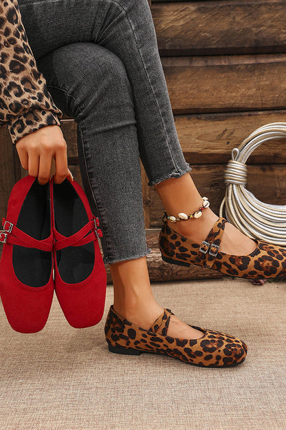 Gespitzte Wildleder-Schnürschuhe mit rundem Zehenbereich