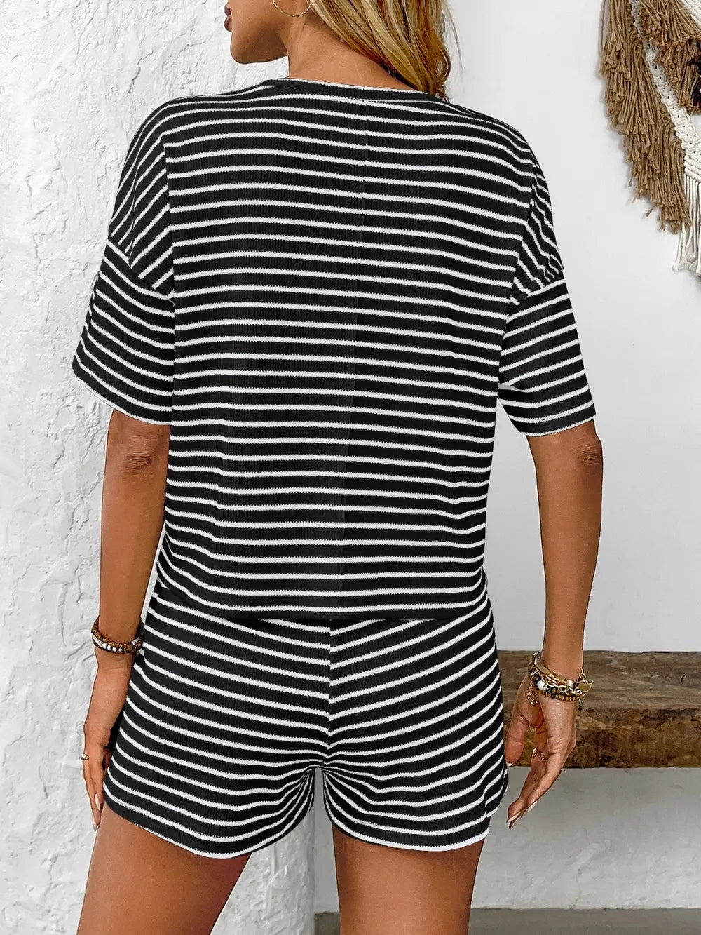 Set aus gestreiftem, kurzärmligem Top und Shorts mit Rundhalsausschnitt