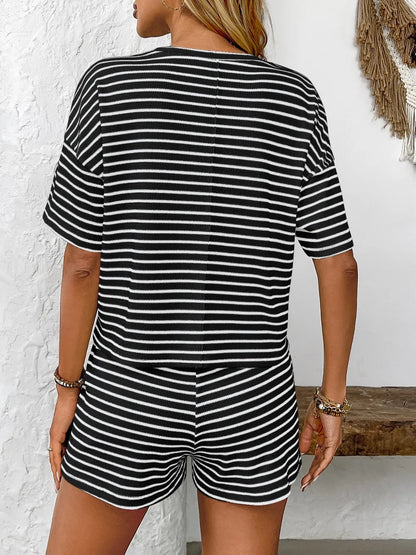 Set aus gestreiftem, kurzärmligem Top und Shorts mit Rundhalsausschnitt