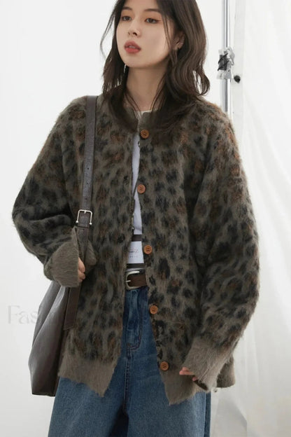 Gemütliche Strickjacke mit Leopardenmuster und einfacher Knopfleiste