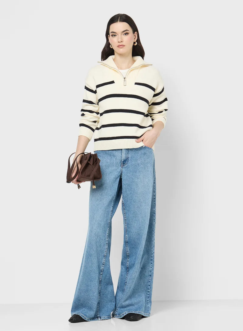 Gestreifter Statement-Pullover mit kräftigen Farbblöcken