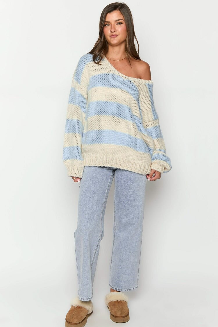 Gemütlicher schulterfreier gestreifter Strickpullover für den Herbst
