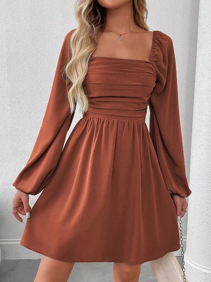 Gerüschtes A-Linien-Kleid mit quadratischem Ausschnitt und langen Ärmeln