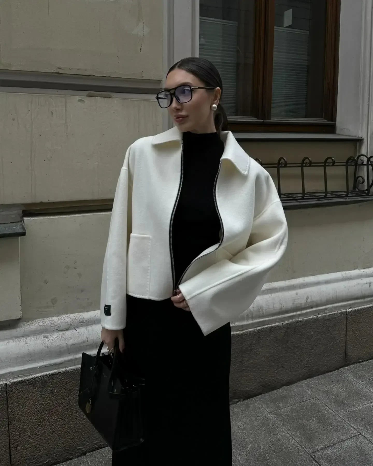 Stilvolle weiße Jacke mit Reißverschluss und Kragen für schicke Alltagsmode
