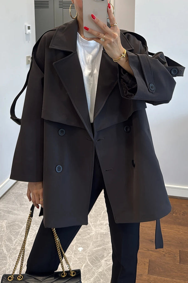 Modischer urbaner Trenchcoat mit Gürtel, Revers und Knopfdetails