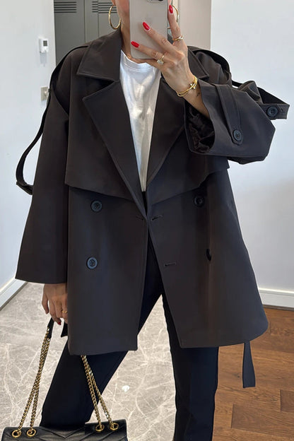 Modischer urbaner Trenchcoat mit Gürtel, Revers und Knopfdetails