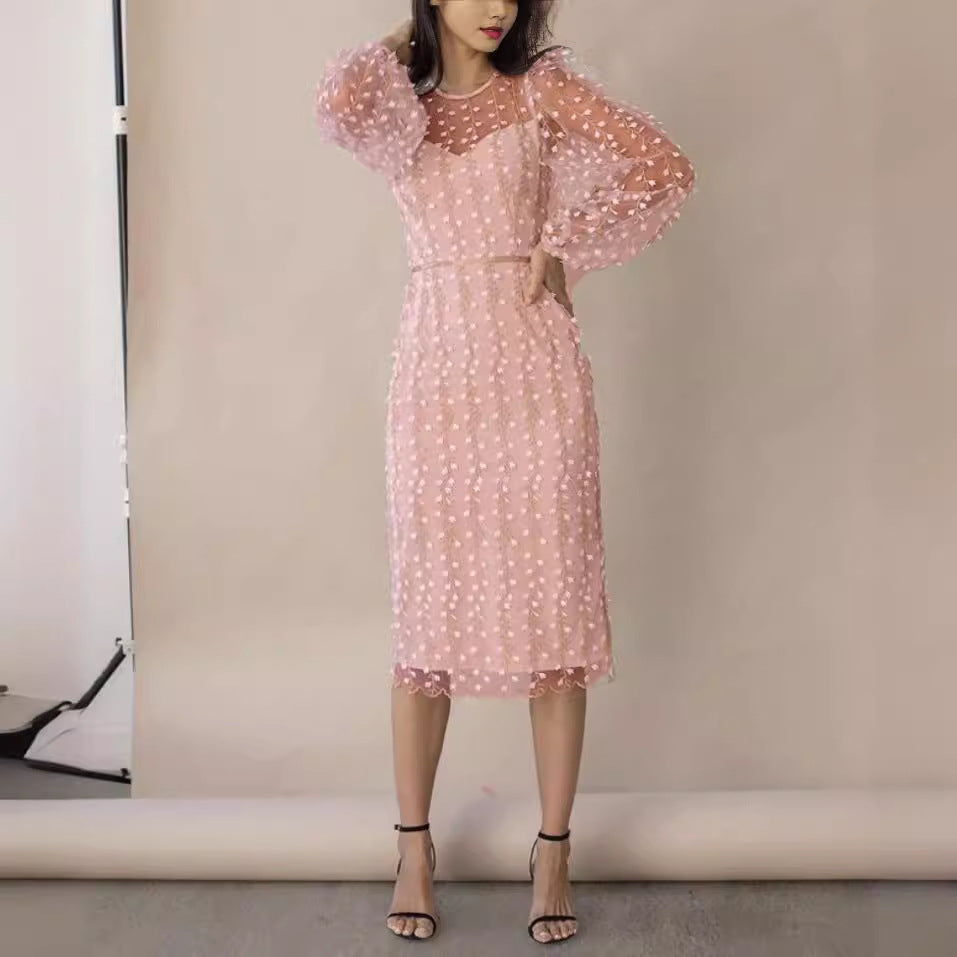 Damen Kleid mit transparenten Puffärmeln und Blumenstickerei