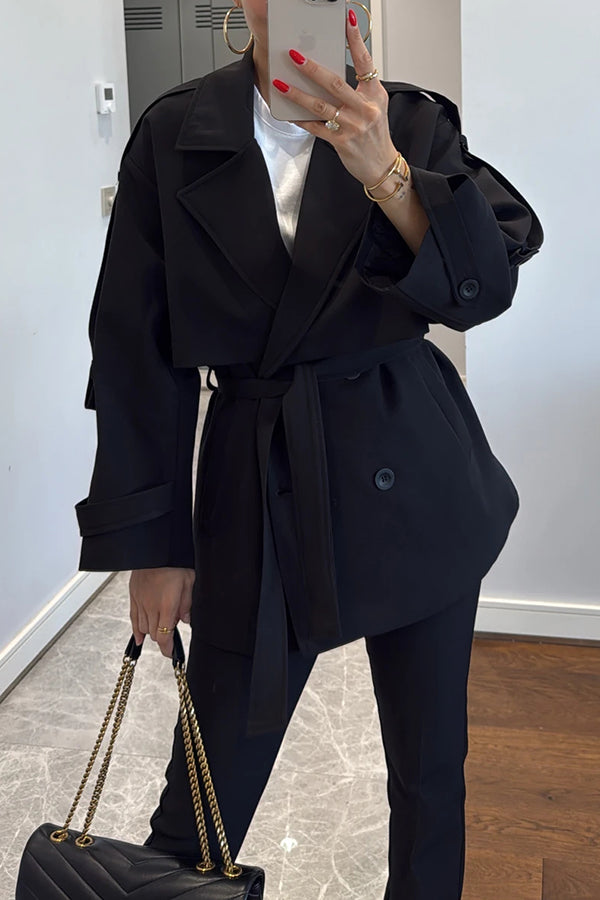 Modischer urbaner Trenchcoat mit Gürtel, Revers und Knopfdetails