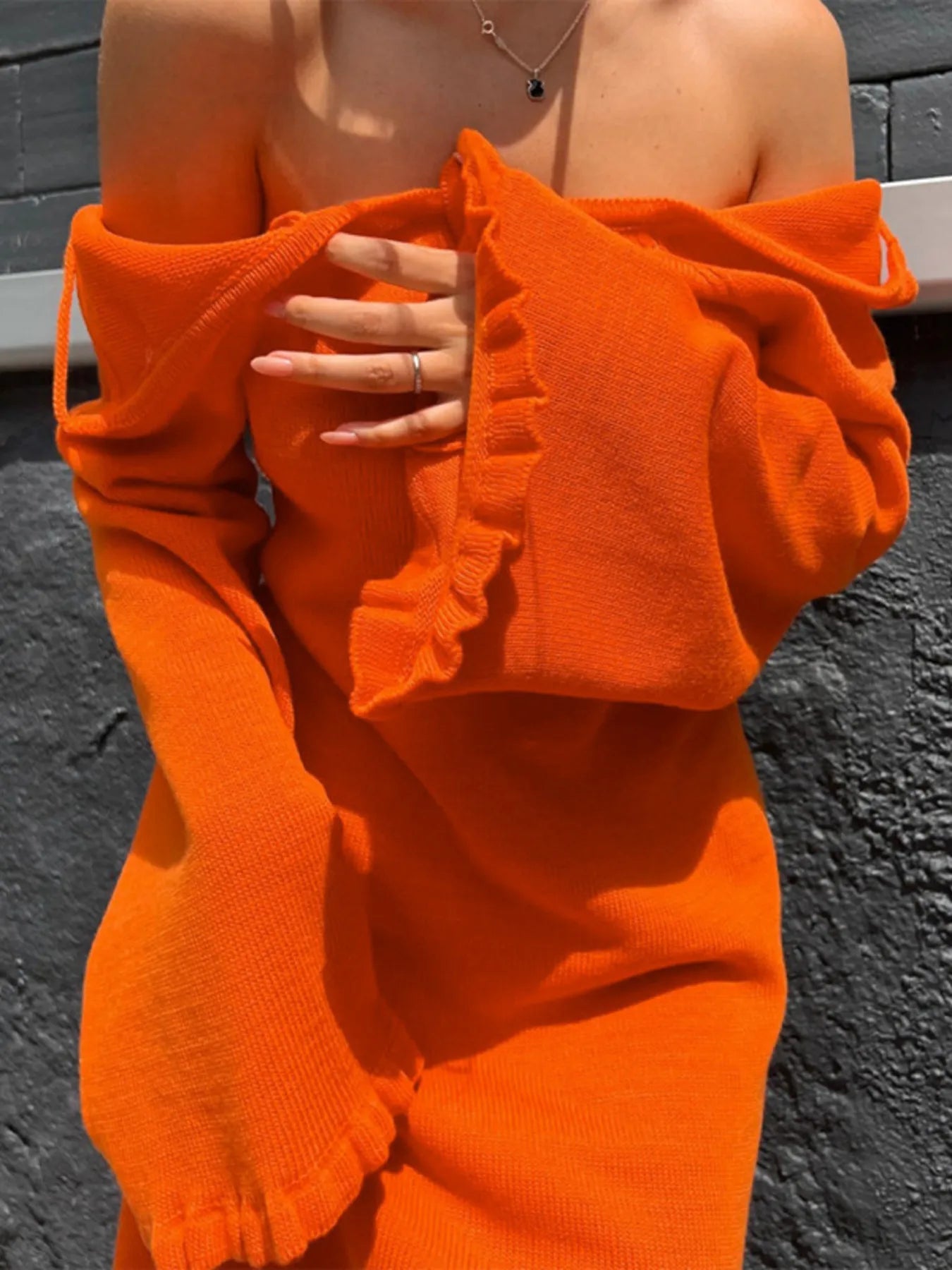 Langärmeliges, rückenfreies Strickkleid
