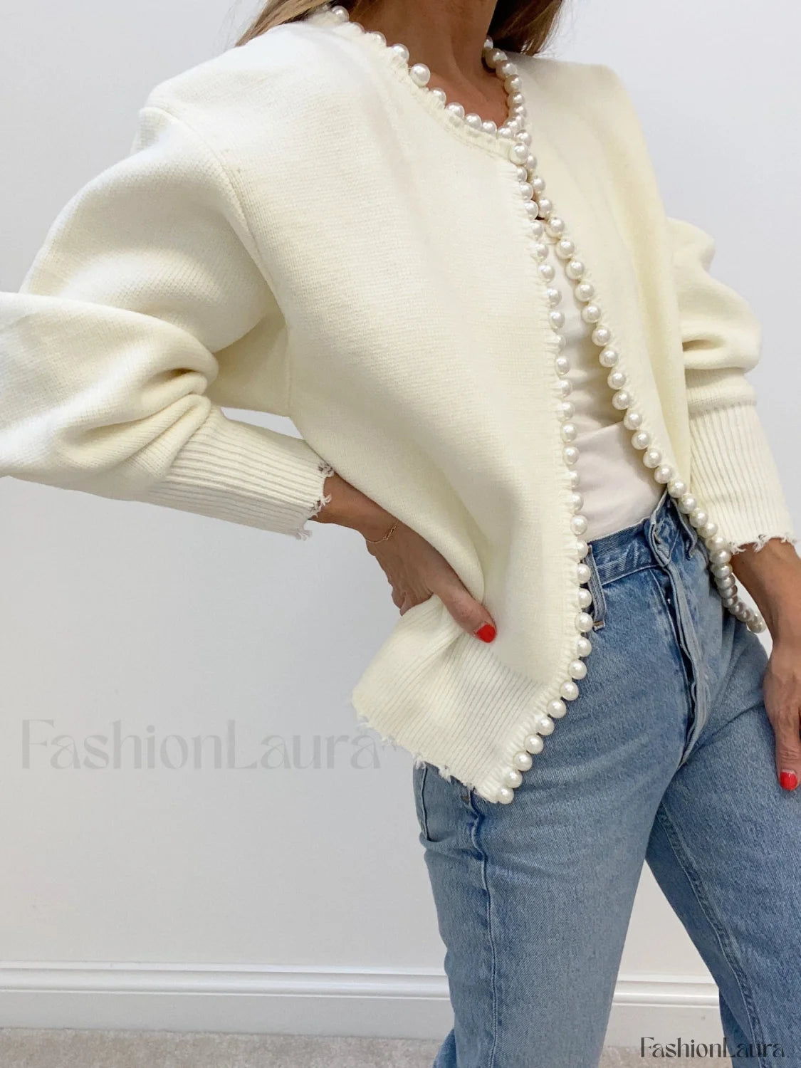 Strickjacke mit Perlenbesatz und ausgefranstem Saum